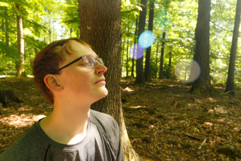Profilbild, Christian Scholz im Wald, entspannt die Sonnenstrahlen genießen